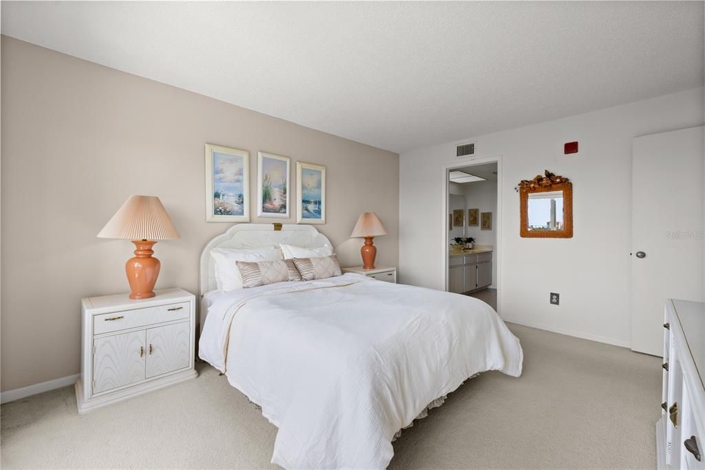 En Venta: $299,900 (2 camas, 2 baños, 1055 Pies cuadrados)