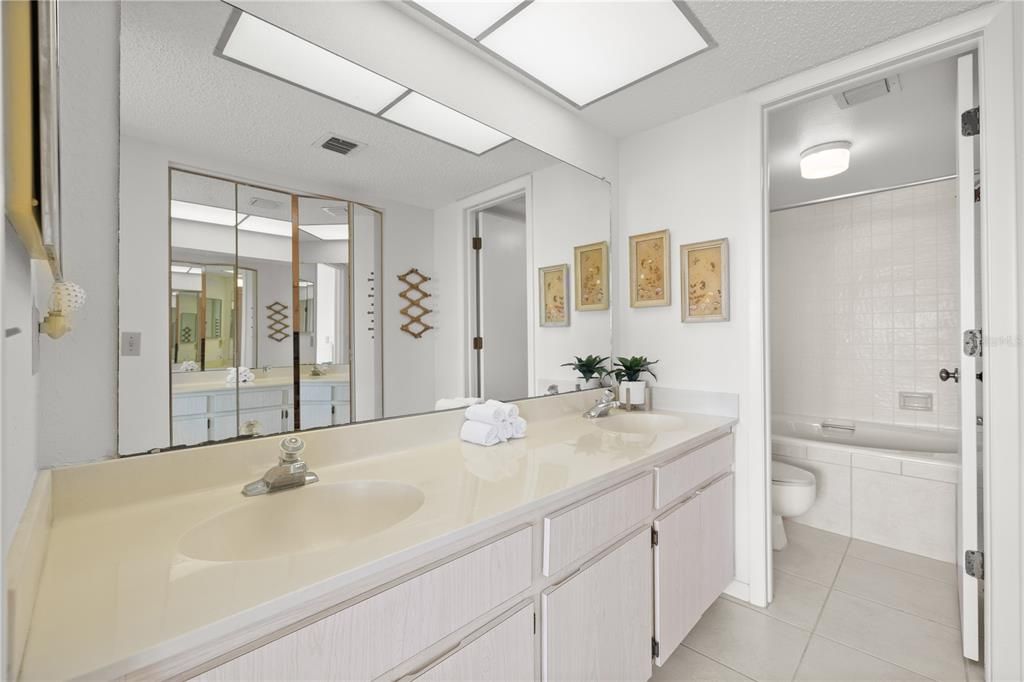 En Venta: $299,900 (2 camas, 2 baños, 1055 Pies cuadrados)