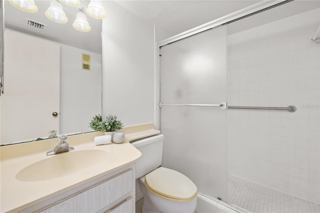 En Venta: $299,900 (2 camas, 2 baños, 1055 Pies cuadrados)