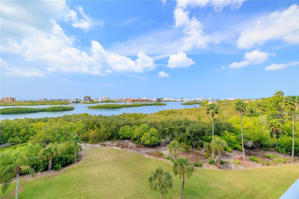 En Venta: $299,900 (2 camas, 2 baños, 1055 Pies cuadrados)