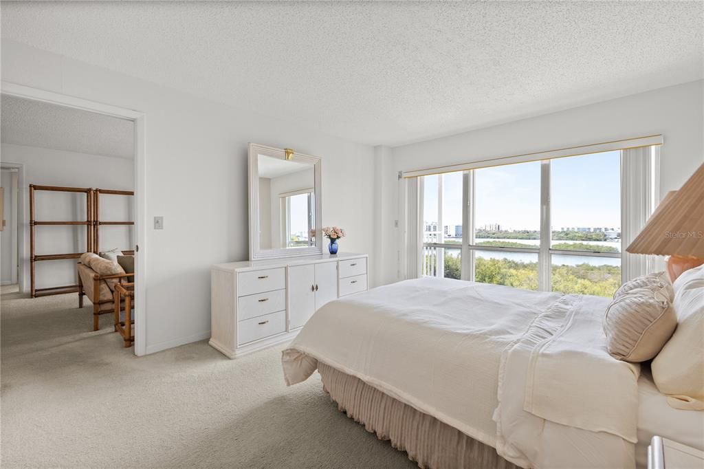 En Venta: $299,900 (2 camas, 2 baños, 1055 Pies cuadrados)