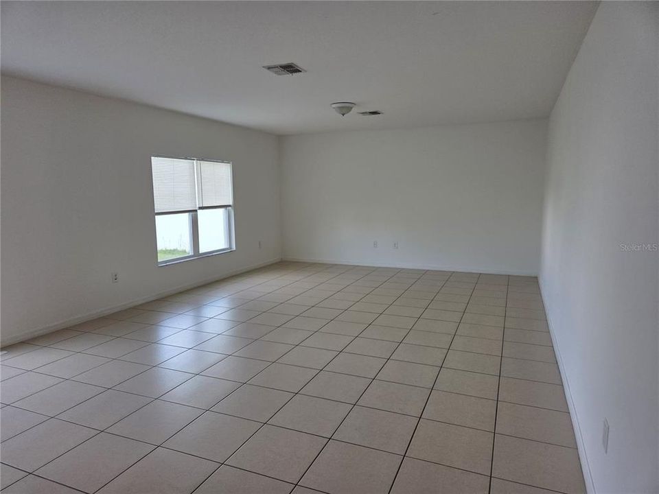 Activo con contrato: $2,300 (4 camas, 3 baños, 2814 Pies cuadrados)