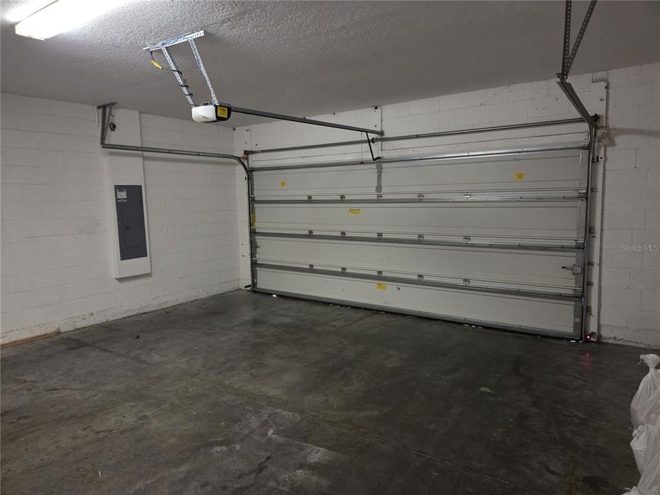 Activo con contrato: $2,300 (4 camas, 3 baños, 2814 Pies cuadrados)