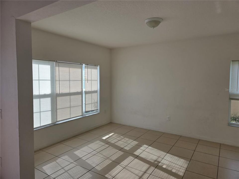 Activo con contrato: $2,300 (4 camas, 3 baños, 2814 Pies cuadrados)