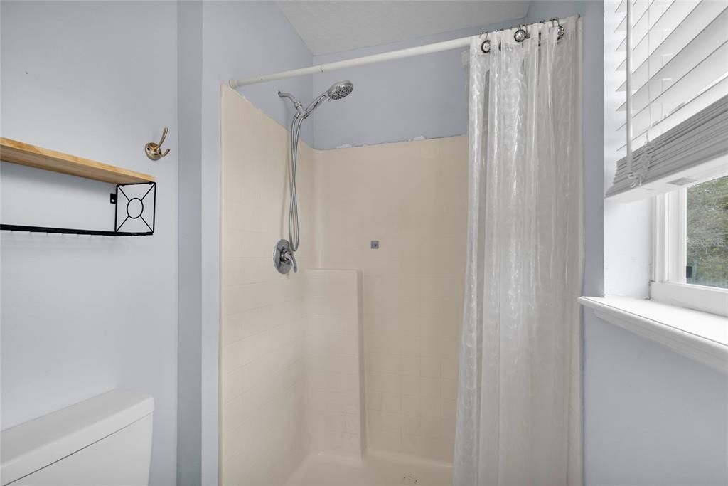 Activo con contrato: $349,900 (4 camas, 2 baños, 2336 Pies cuadrados)