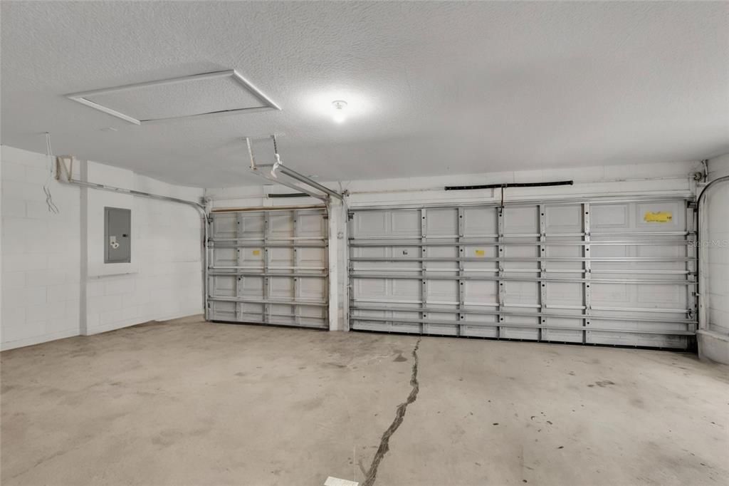 Activo con contrato: $349,900 (4 camas, 2 baños, 2336 Pies cuadrados)