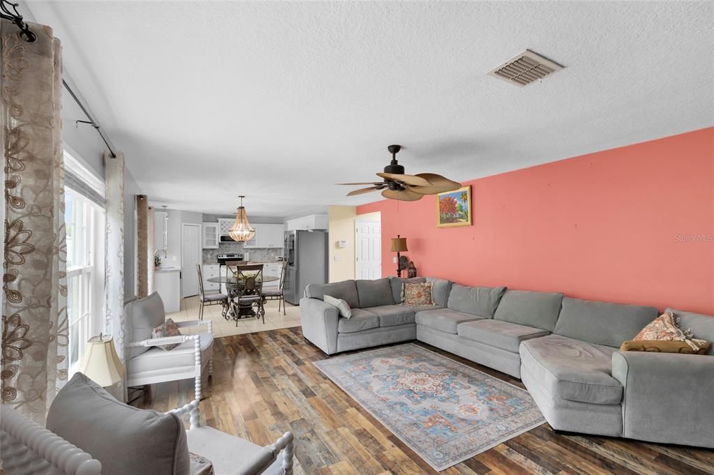Activo con contrato: $349,900 (4 camas, 2 baños, 2336 Pies cuadrados)