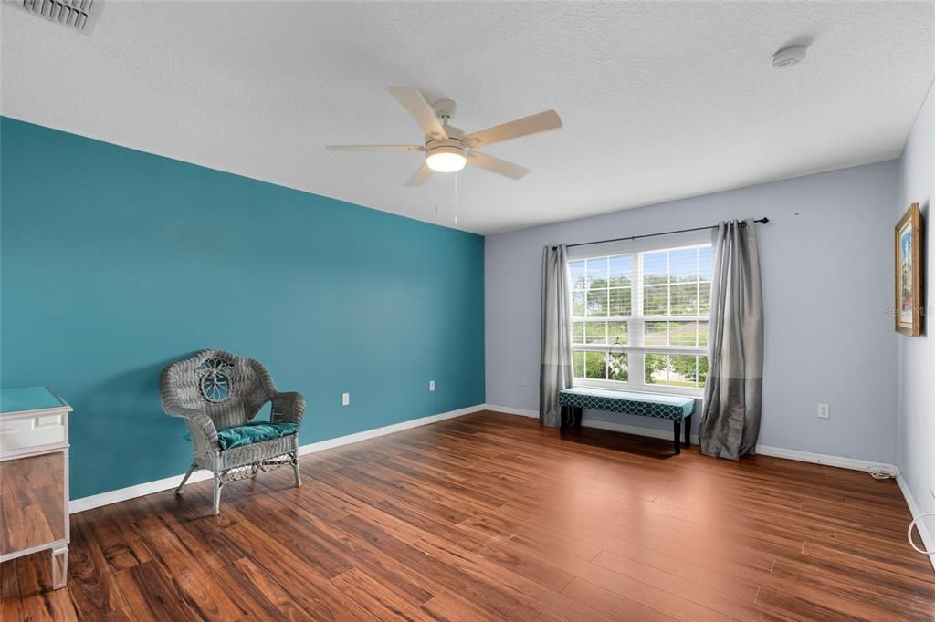Activo con contrato: $349,900 (4 camas, 2 baños, 2336 Pies cuadrados)