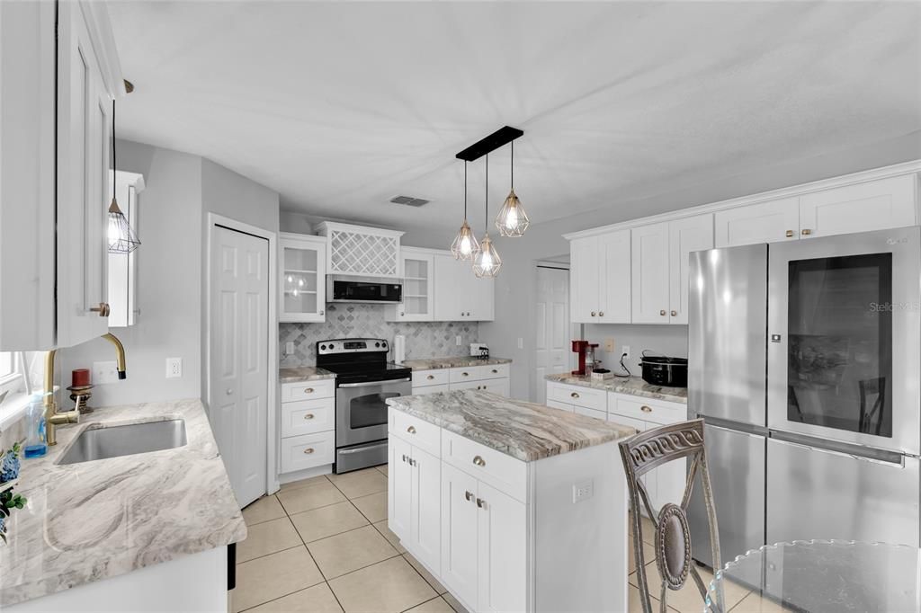 Activo con contrato: $349,900 (4 camas, 2 baños, 2336 Pies cuadrados)