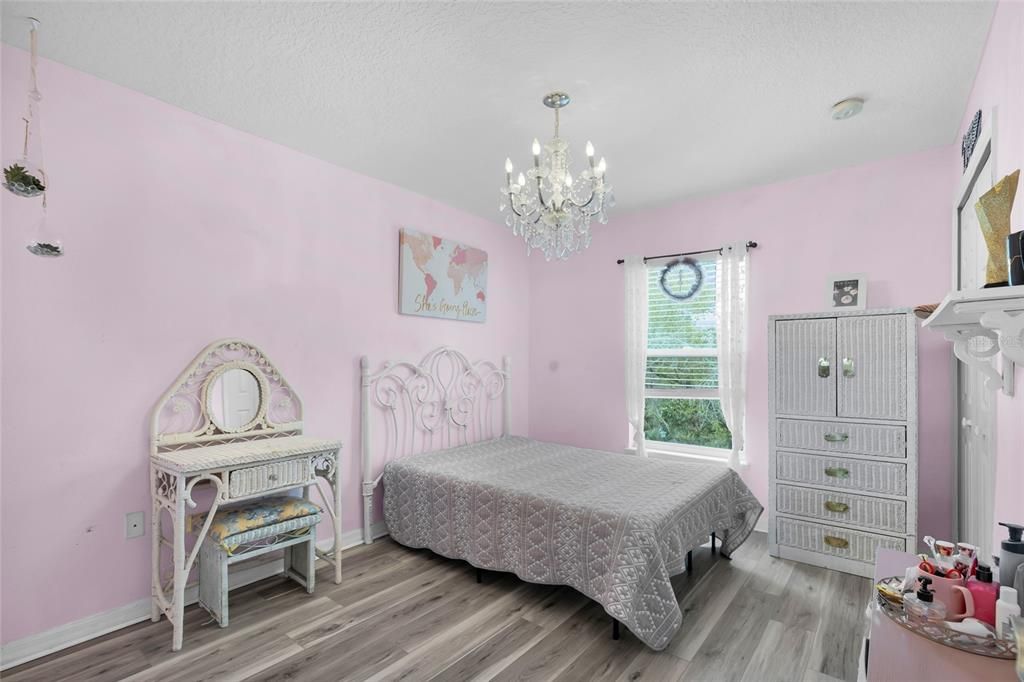 Activo con contrato: $349,900 (4 camas, 2 baños, 2336 Pies cuadrados)