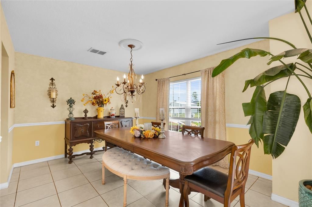 Activo con contrato: $349,900 (4 camas, 2 baños, 2336 Pies cuadrados)