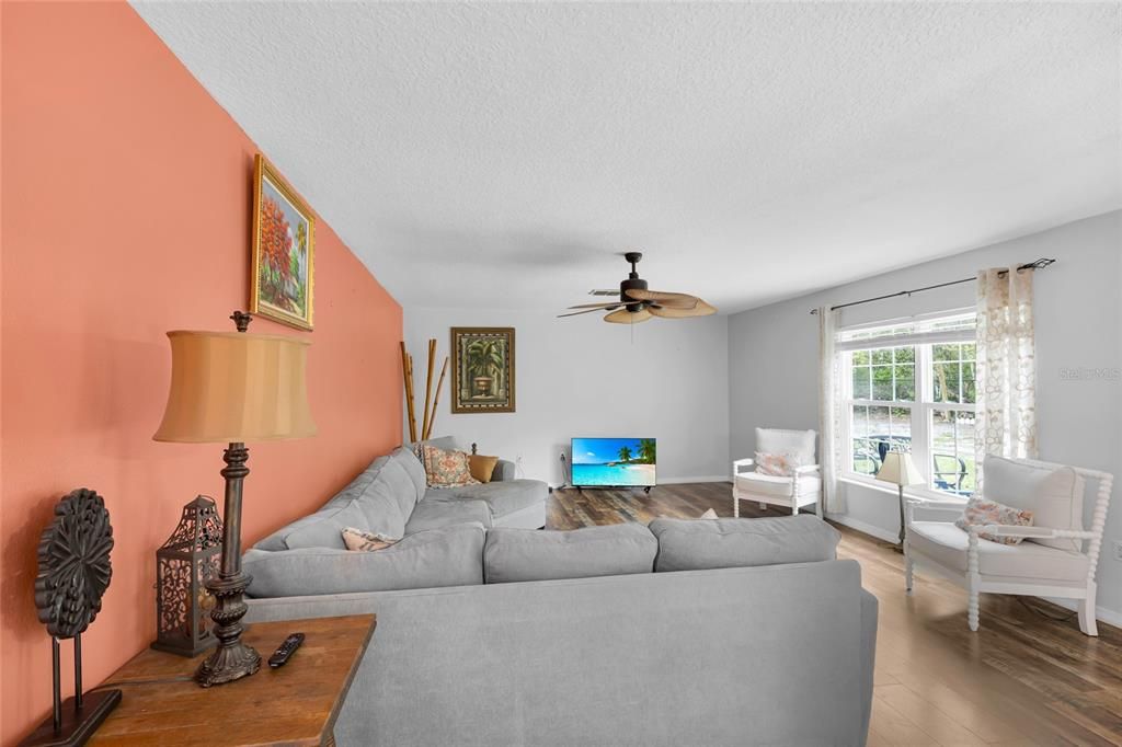 Activo con contrato: $349,900 (4 camas, 2 baños, 2336 Pies cuadrados)