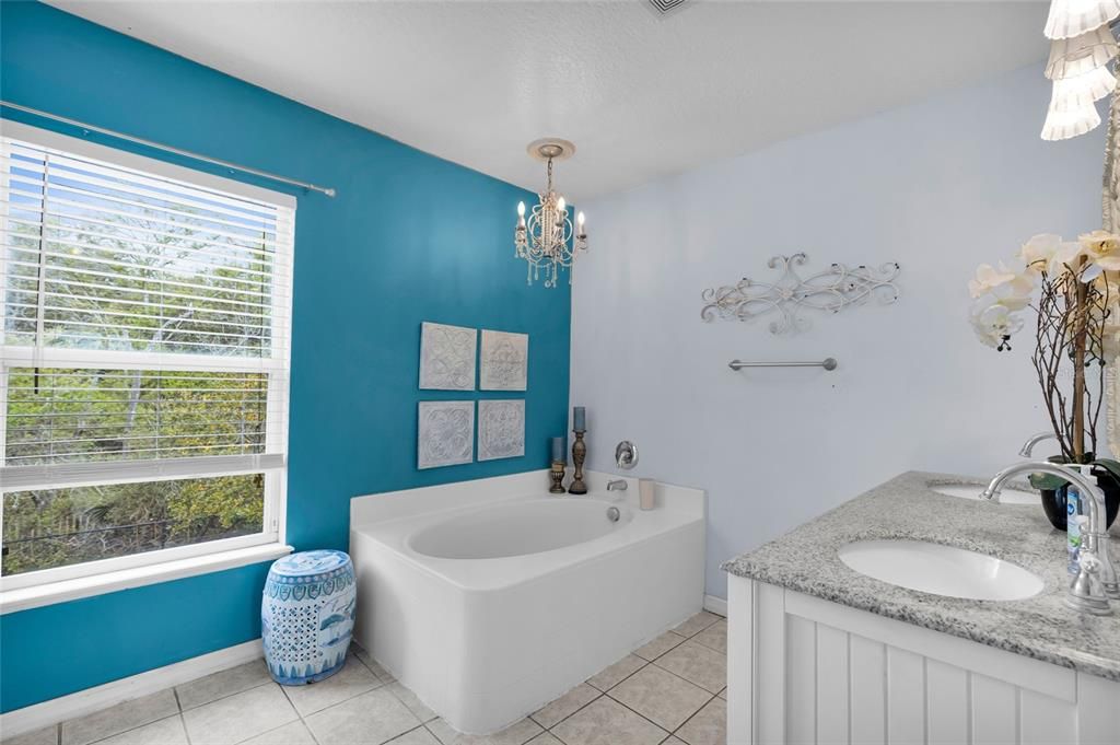 Activo con contrato: $349,900 (4 camas, 2 baños, 2336 Pies cuadrados)