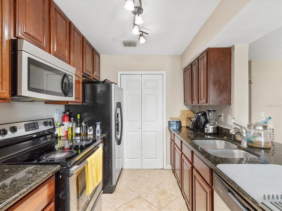 For Rent: $1,900 (3 beds, 2 baths, 1157 Square Feet)