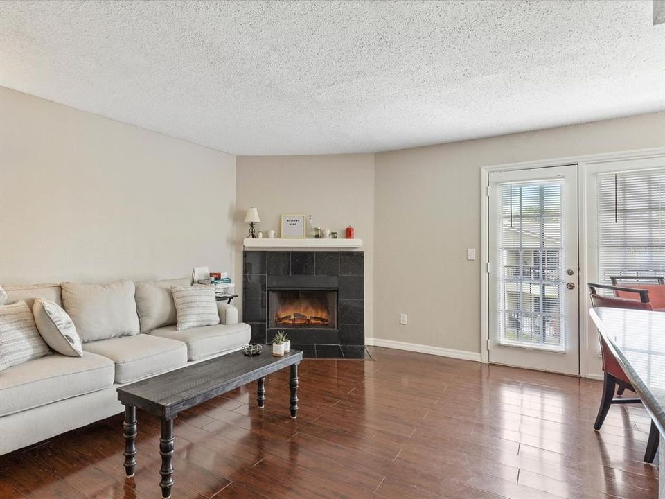 For Rent: $1,900 (3 beds, 2 baths, 1157 Square Feet)