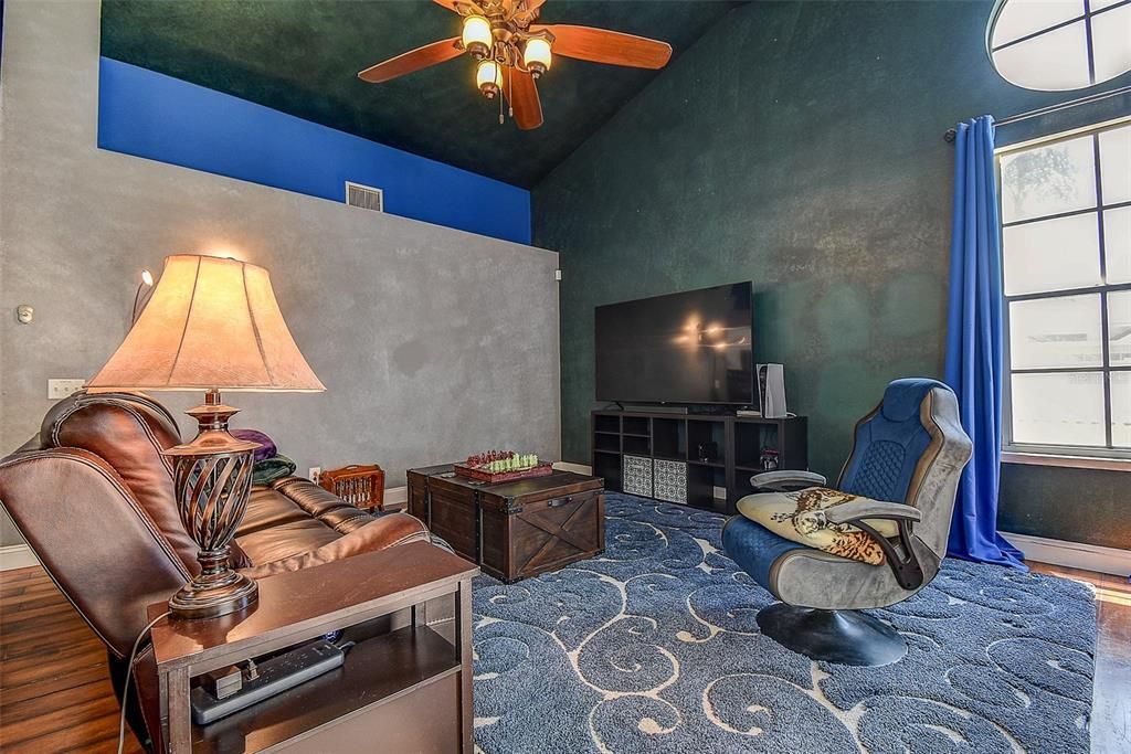 Activo con contrato: $459,000 (4 camas, 2 baños, 2050 Pies cuadrados)
