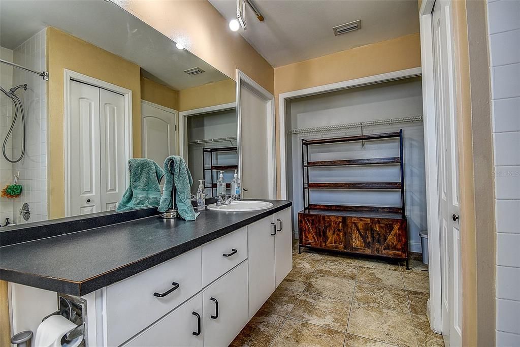 Activo con contrato: $459,000 (4 camas, 2 baños, 2050 Pies cuadrados)
