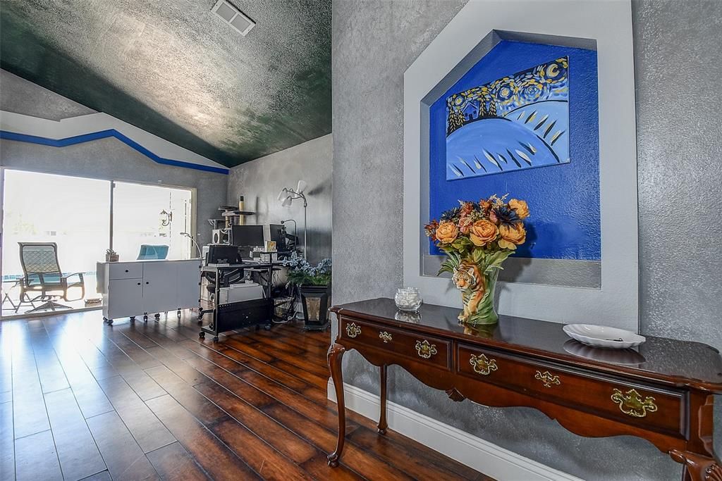 Activo con contrato: $459,000 (4 camas, 2 baños, 2050 Pies cuadrados)