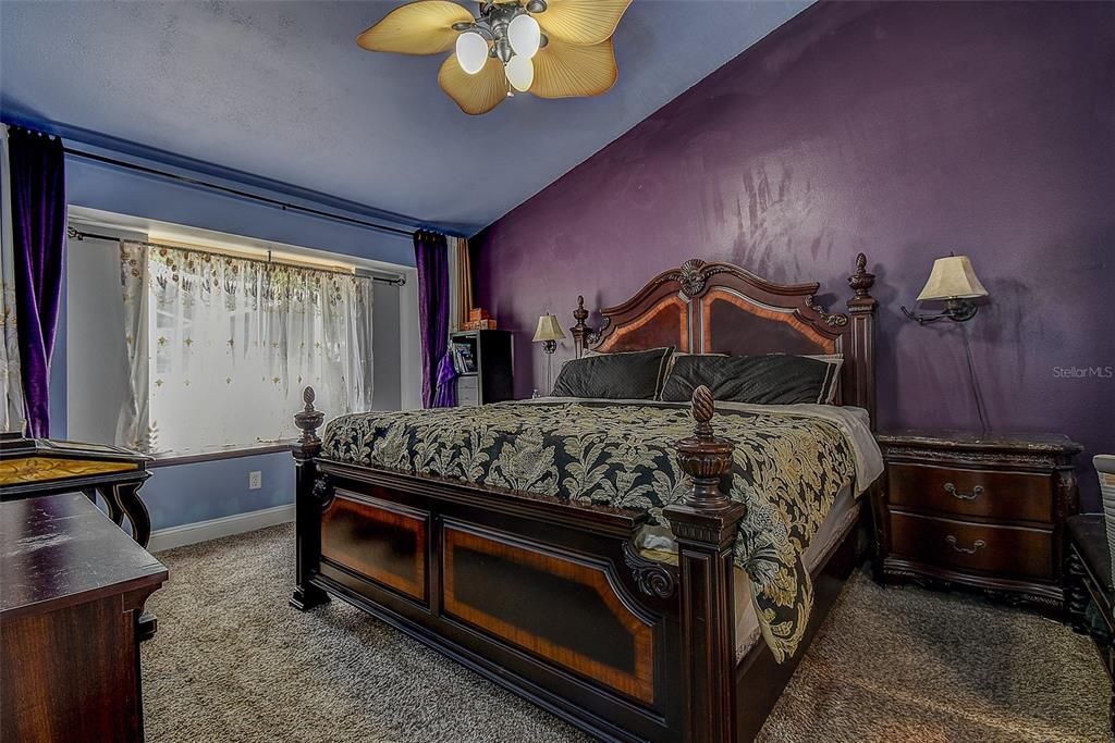 Activo con contrato: $459,000 (4 camas, 2 baños, 2050 Pies cuadrados)