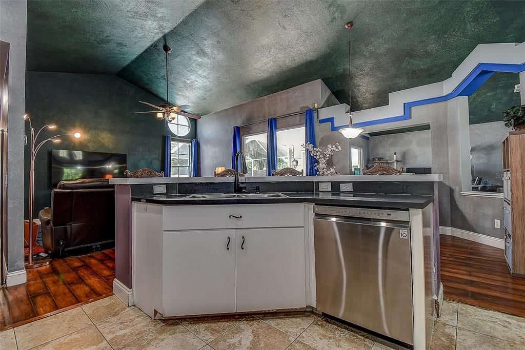 Activo con contrato: $459,000 (4 camas, 2 baños, 2050 Pies cuadrados)