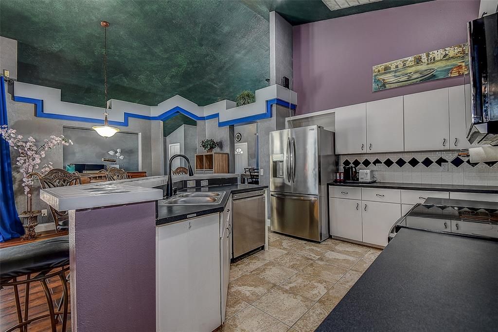 Activo con contrato: $459,000 (4 camas, 2 baños, 2050 Pies cuadrados)
