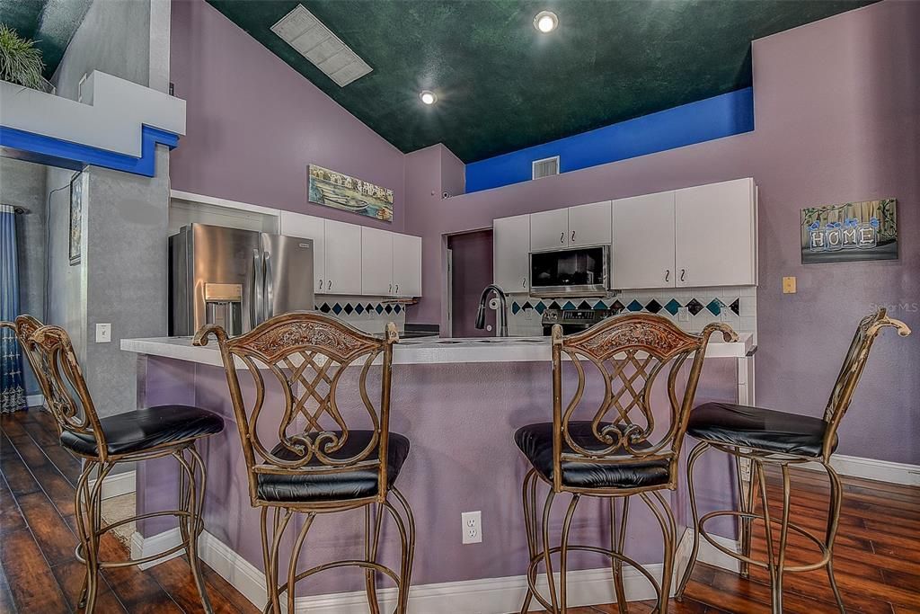 Activo con contrato: $459,000 (4 camas, 2 baños, 2050 Pies cuadrados)