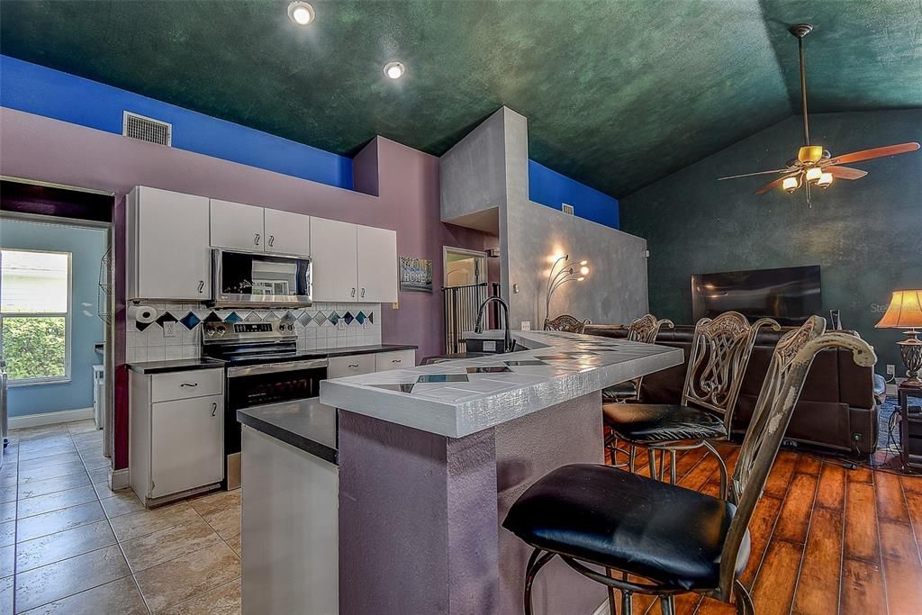 Activo con contrato: $459,000 (4 camas, 2 baños, 2050 Pies cuadrados)