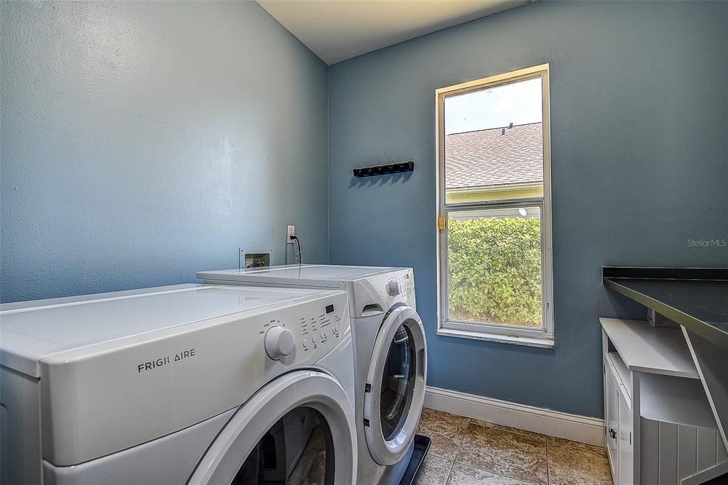 Activo con contrato: $459,000 (4 camas, 2 baños, 2050 Pies cuadrados)