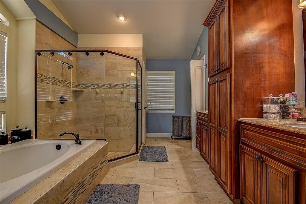 Activo con contrato: $459,000 (4 camas, 2 baños, 2050 Pies cuadrados)