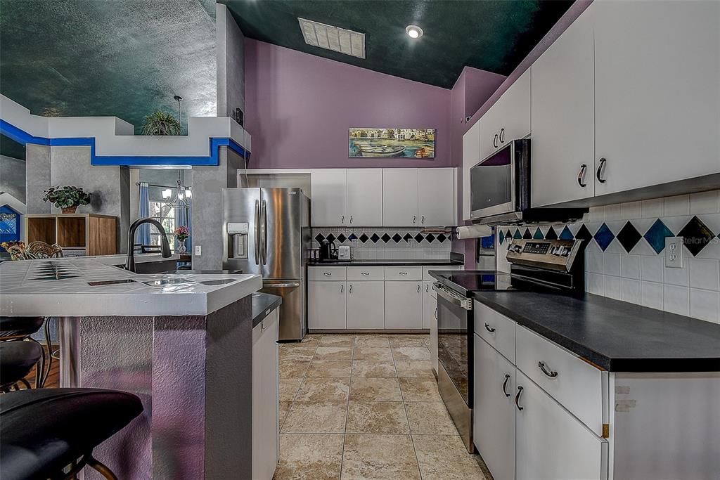 Activo con contrato: $459,000 (4 camas, 2 baños, 2050 Pies cuadrados)