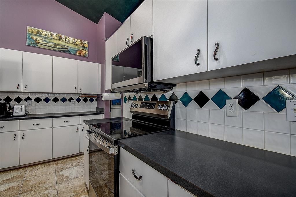 Activo con contrato: $459,000 (4 camas, 2 baños, 2050 Pies cuadrados)