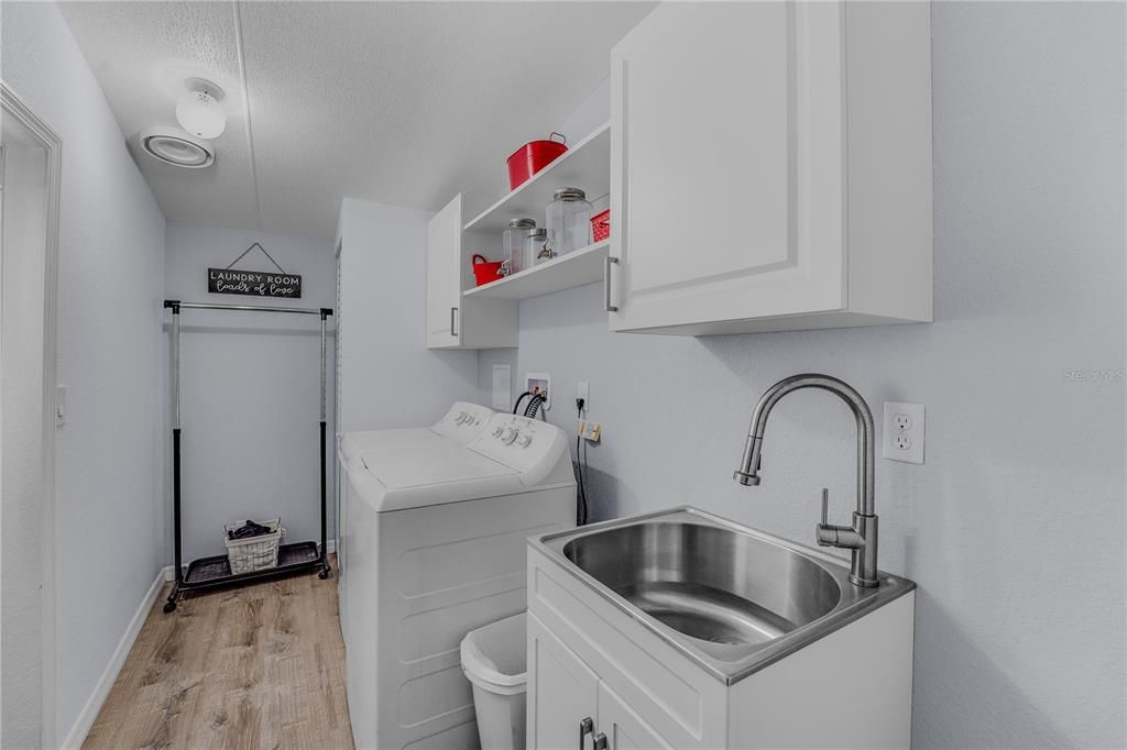 На продажу: $254,999 (4 спален, 2 ванн, 2356 Квадратных фут)