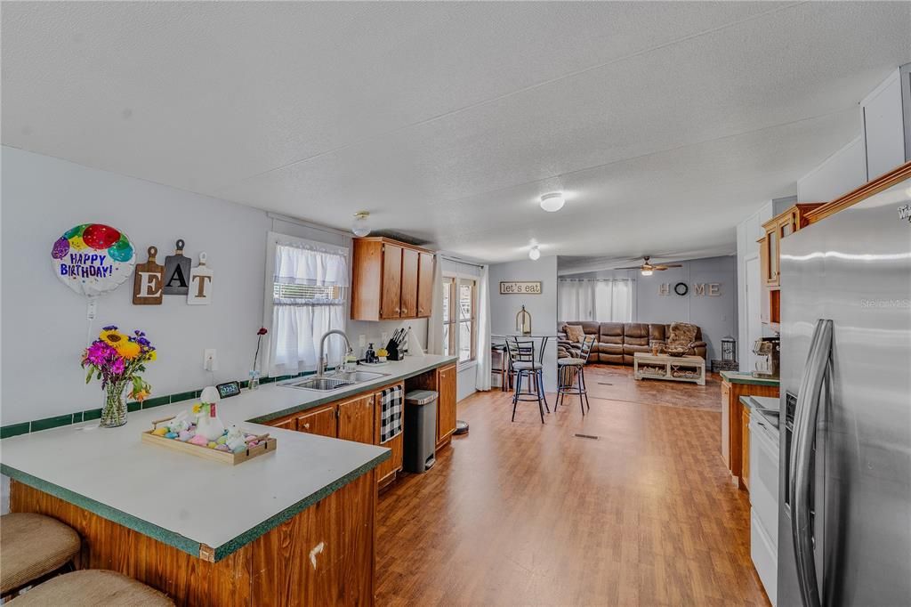 На продажу: $254,999 (4 спален, 2 ванн, 2356 Квадратных фут)
