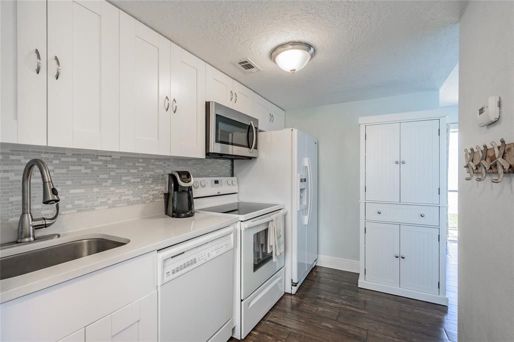 For Rent: $1,700 (0 beds, 1 baths, 430 Square Feet)