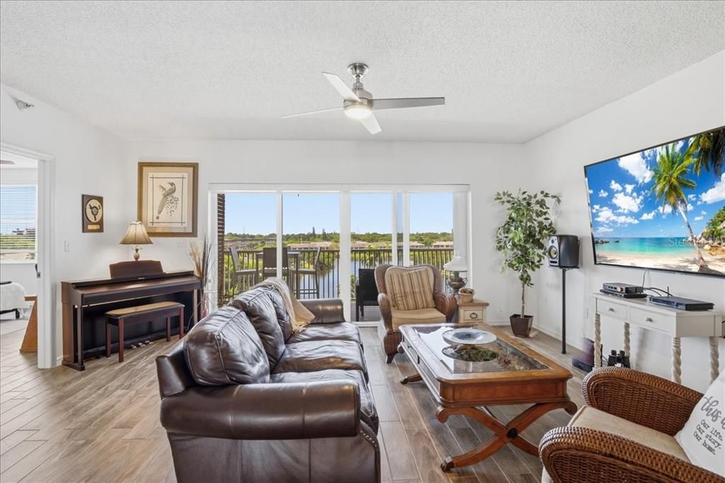 Active With Contract: $2,800 (3 beds, 2 baths, 1470 Square Feet)