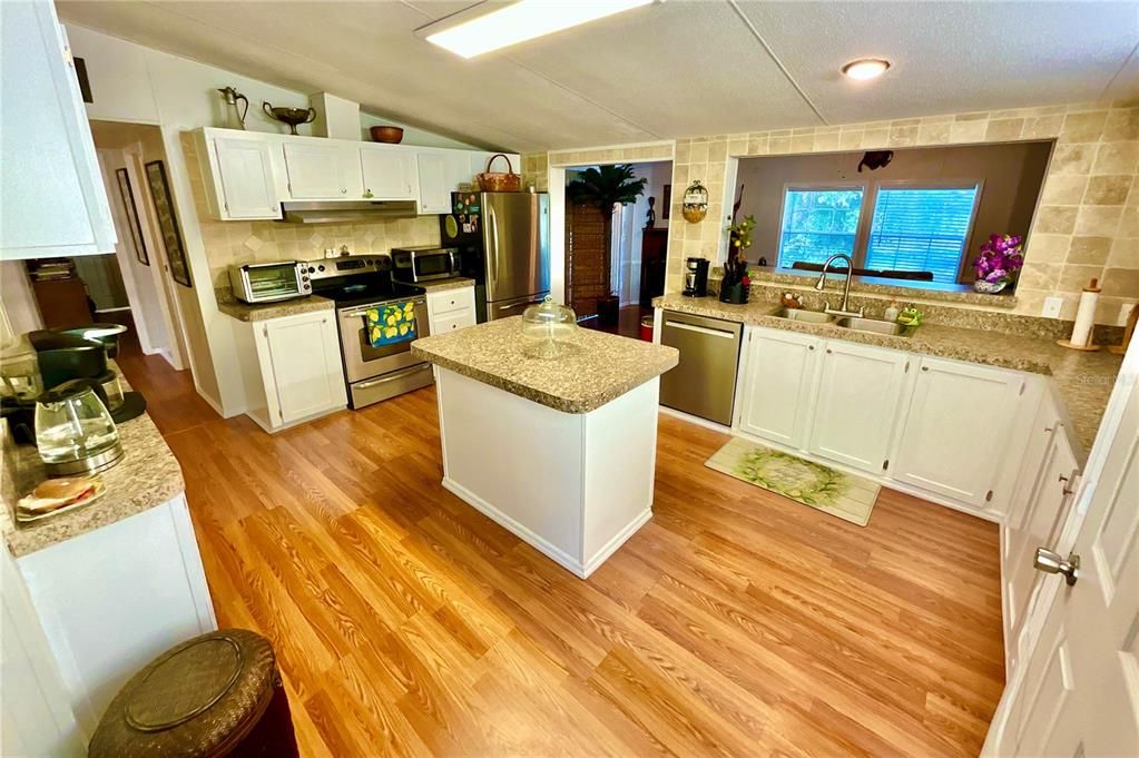 For Sale: $249,900 (4 beds, 3 baths, 2150 Square Feet)