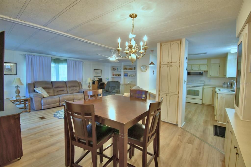 На продажу: $145,000 (2 спален, 2 ванн, 1056 Квадратных фут)
