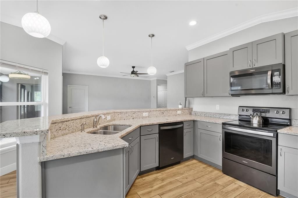 На продажу: $439,900 (4 спален, 2 ванн, 1800 Квадратных фут)
