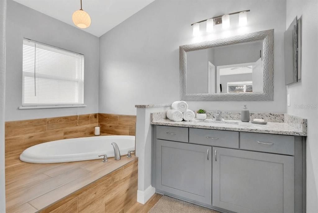 На продажу: $439,900 (4 спален, 2 ванн, 1800 Квадратных фут)