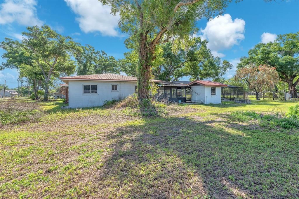 Activo con contrato: $450,000 (4 camas, 2 baños, 2716 Pies cuadrados)