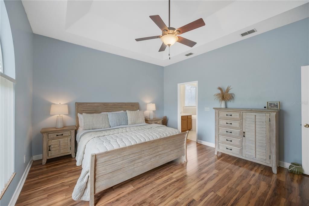 En Venta: $659,900 (4 camas, 2 baños, 2555 Pies cuadrados)