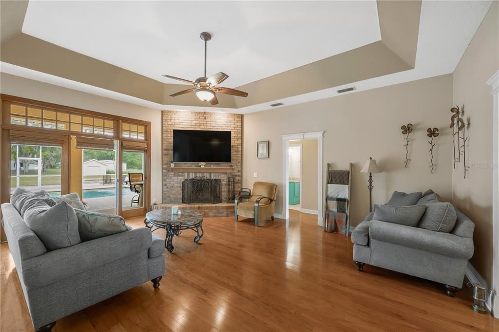 En Venta: $659,900 (4 camas, 2 baños, 2555 Pies cuadrados)