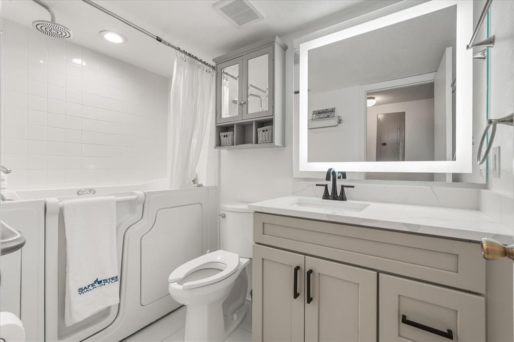 Activo con contrato: $240,000 (2 camas, 2 baños, 1299 Pies cuadrados)