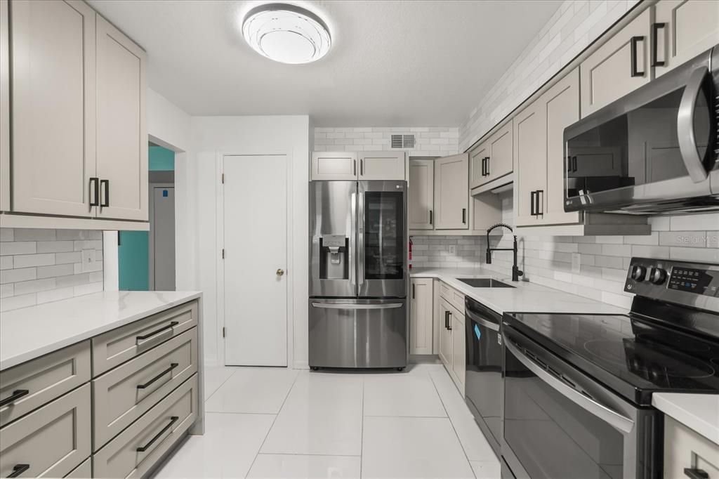 Activo con contrato: $240,000 (2 camas, 2 baños, 1299 Pies cuadrados)