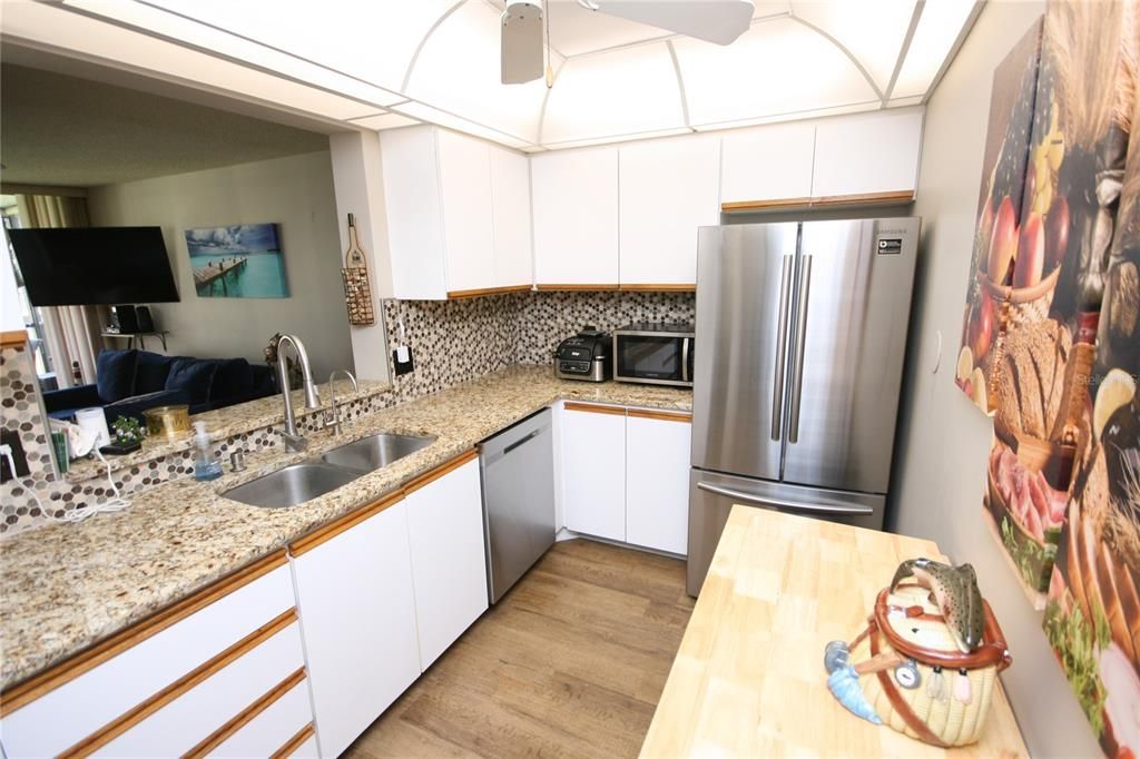 На продажу: $449,900 (2 спален, 2 ванн, 985 Квадратных фут)