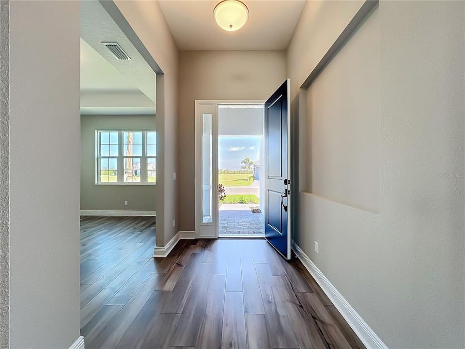 Под контрактом: $699,990 (3 спален, 2 ванн, 2236 Квадратных фут)