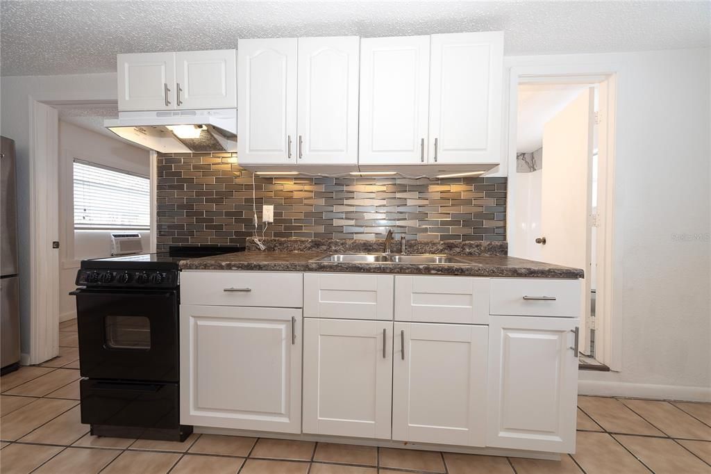 出租: $1,300 (2 贝兹, 1 浴室, 850 平方英尺)