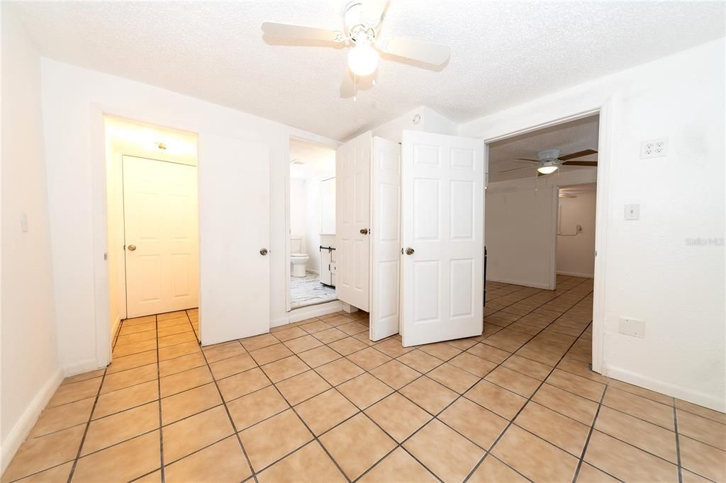 出租: $1,300 (2 贝兹, 1 浴室, 850 平方英尺)