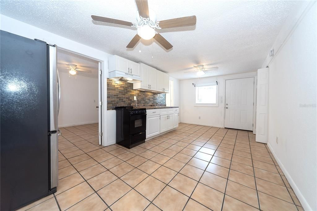 出租: $1,300 (2 贝兹, 1 浴室, 850 平方英尺)