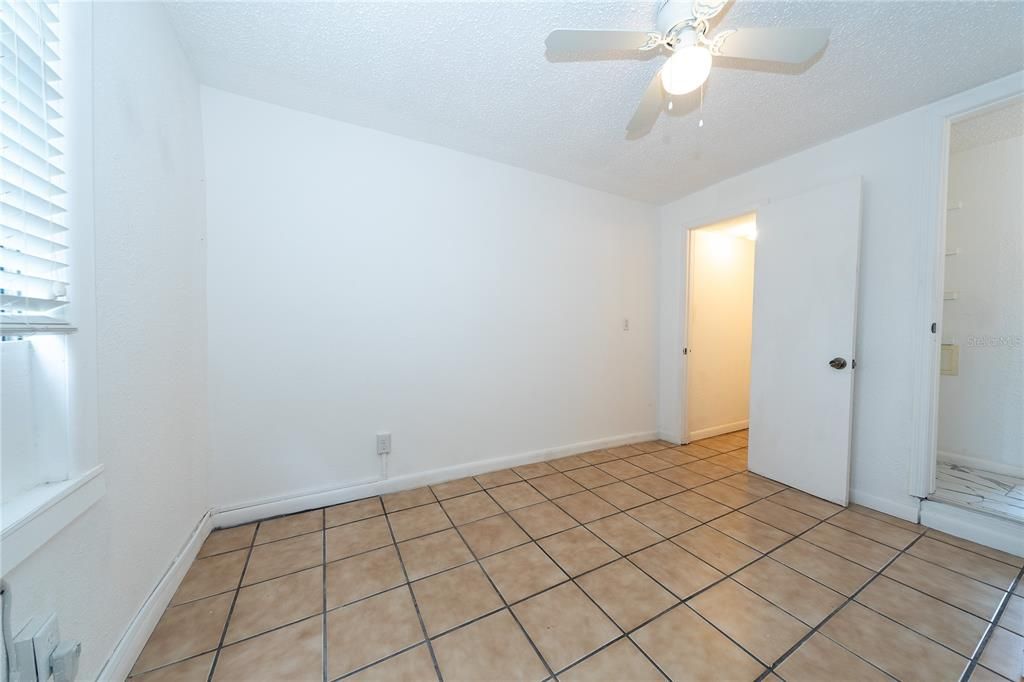 出租: $1,300 (2 贝兹, 1 浴室, 850 平方英尺)